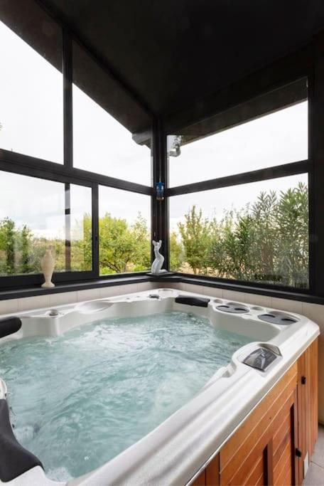 - dużą wannę w pokoju z oknami w obiekcie Gîte Belsoulel au cœur du Tarn w mieście Ambres