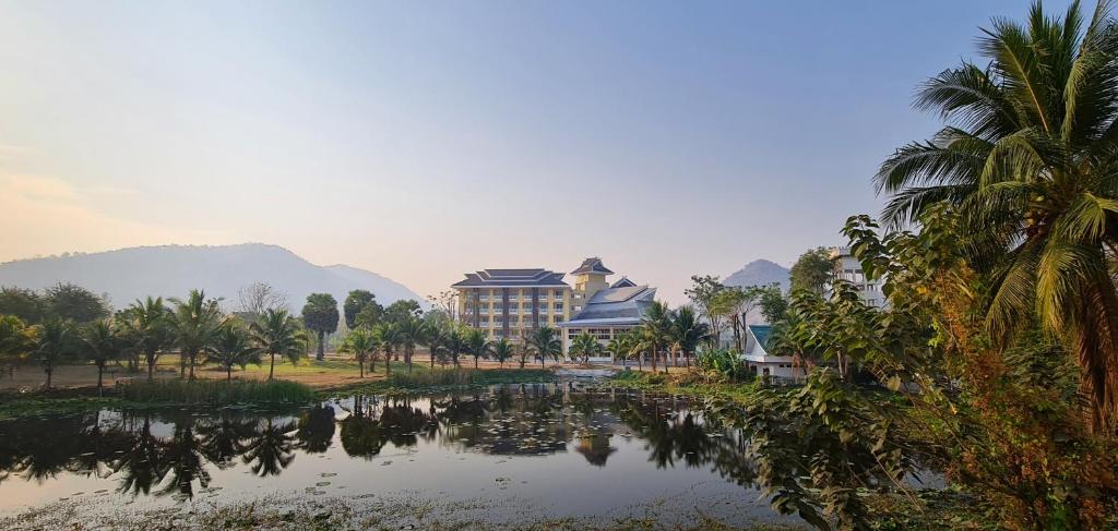 um resort com um lago em frente a um edifício em Phu Pha Phung Resort em Suan Phung