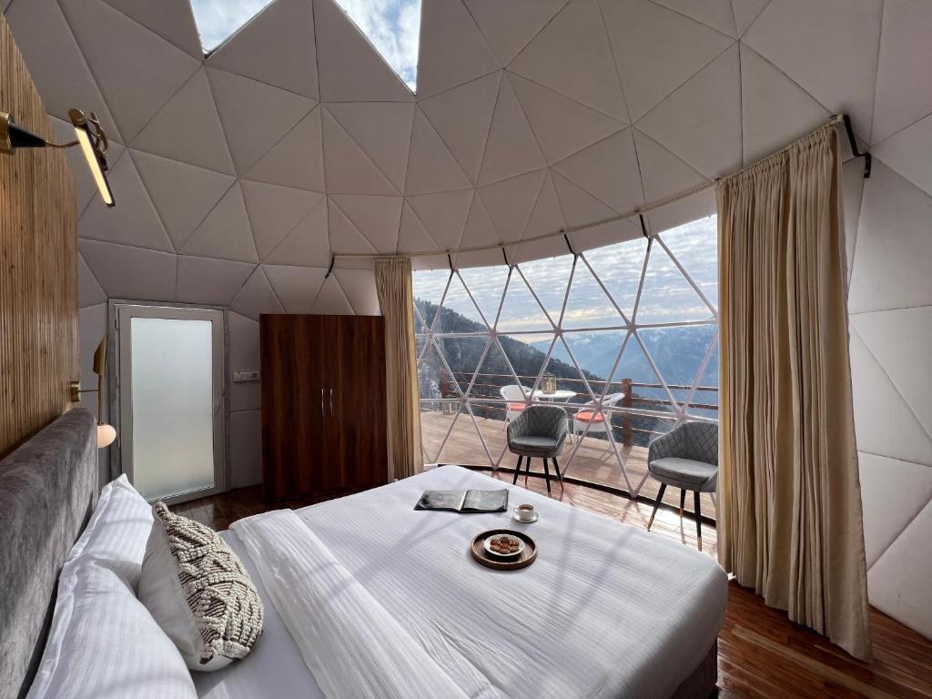 Nespecifikovaný výhled na hory nebo výhled na hory při pohledu z hotelu