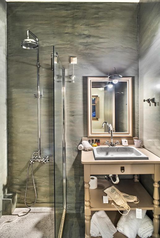 A bathroom at Haones Suites