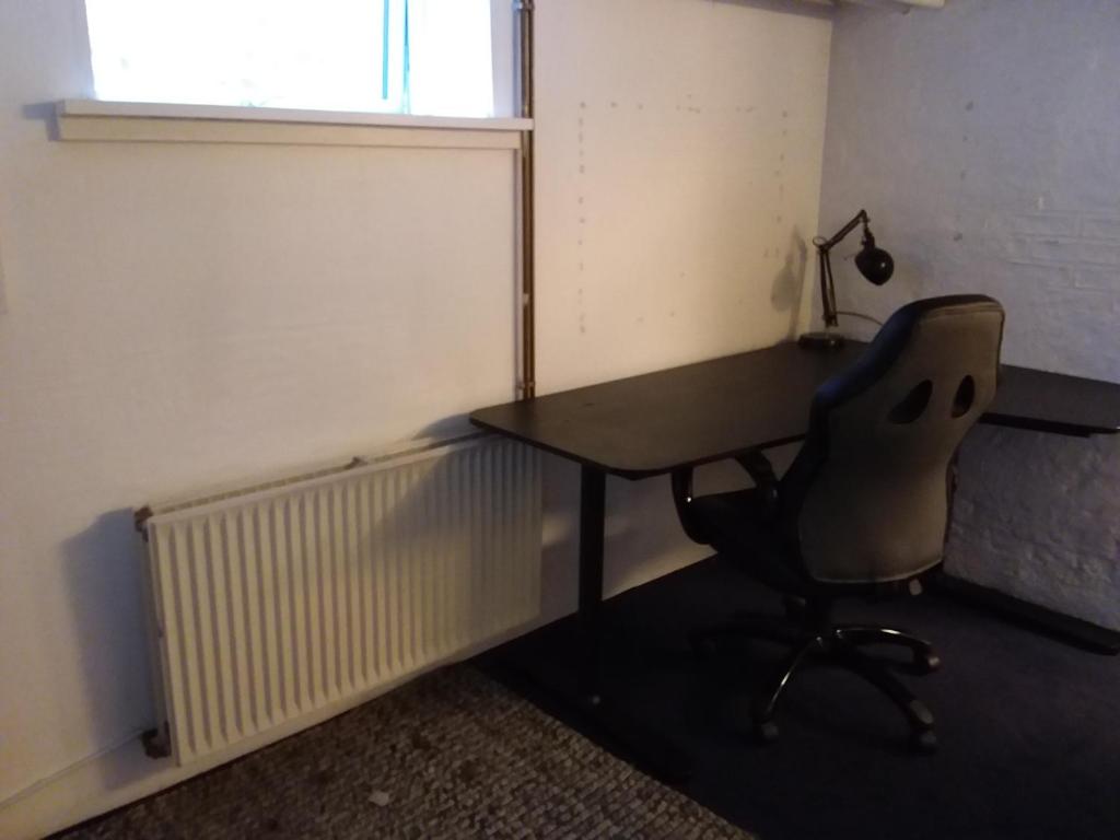 un ufficio vuoto con scrivania e sedia di Københavnsvej a Roskilde