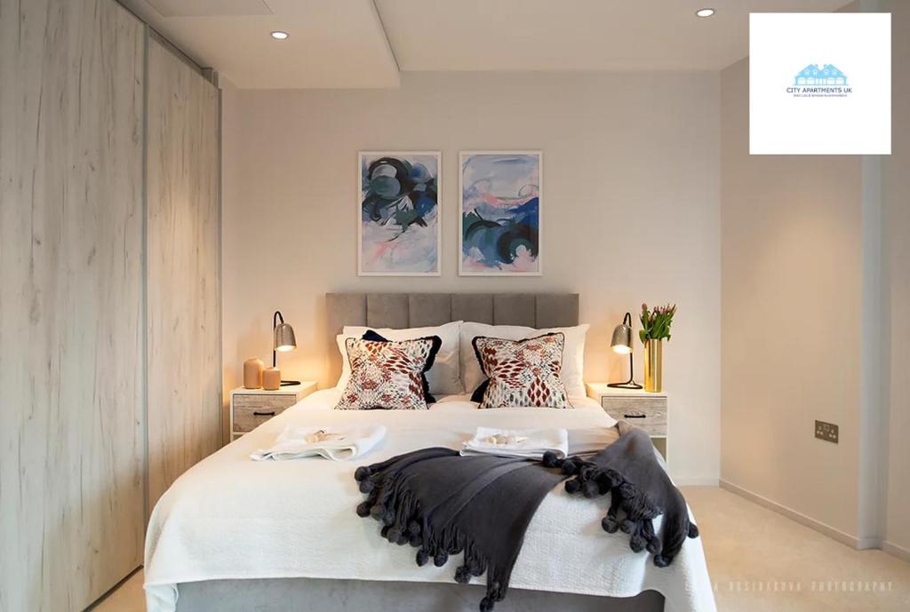 um quarto com uma cama grande e 2 almofadas em Stunning 1 Bed apartment at Kings Cross-St Pancras By City Apartments UK Short Lets Serviced Accommodation em Londres