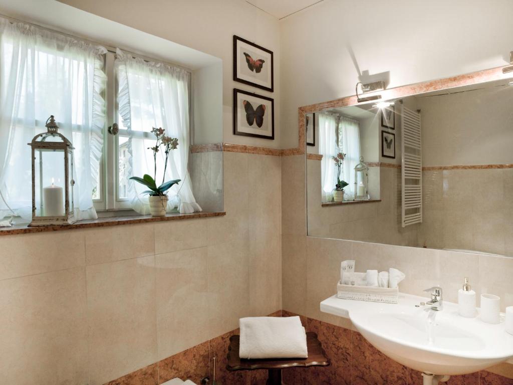 a bathroom with a sink and a mirror at Residenza Borgo 27 in Grezzana