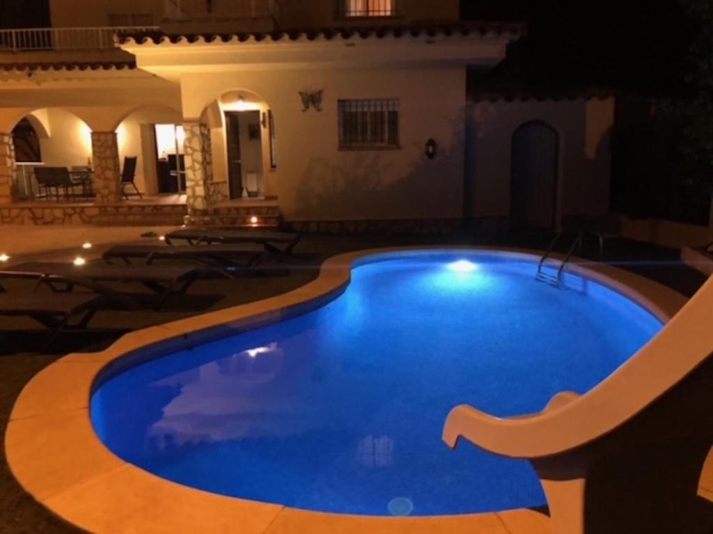 Bazén v ubytování Vela, casa con piscina privada a pocos metros de la playa nebo v jeho okolí