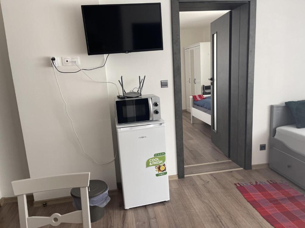TV a/nebo společenská místnost v ubytování Apartmány Prostřední