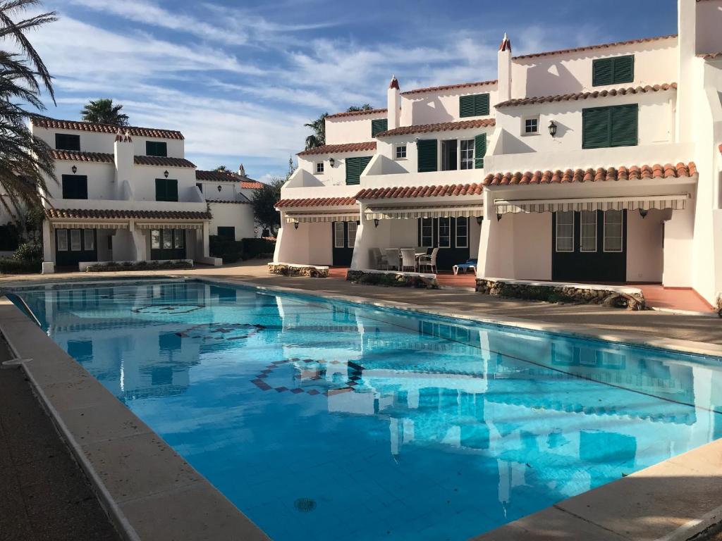 福爾內利斯的住宿－MISTRAL 10 by SOM Menorca，大楼前的游泳池