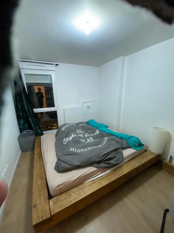 a bed on a wooden platform in a room at Super chambre avec salle de bain in Courcouronnes