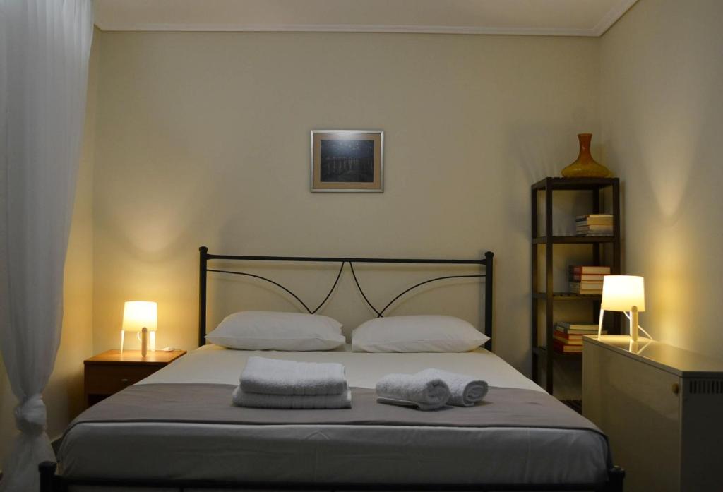 Posteľ alebo postele v izbe v ubytovaní Kalamata beach maizonette ground floor and semi-basement with yard