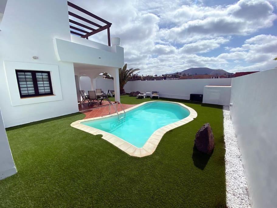 Bazén v ubytovaní Villa Nina 'Luxury villa in the sun' alebo v jeho blízkosti