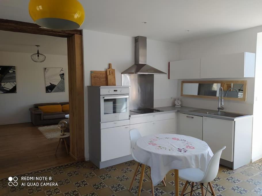 Kuchyňa alebo kuchynka v ubytovaní Maison de la Vaux