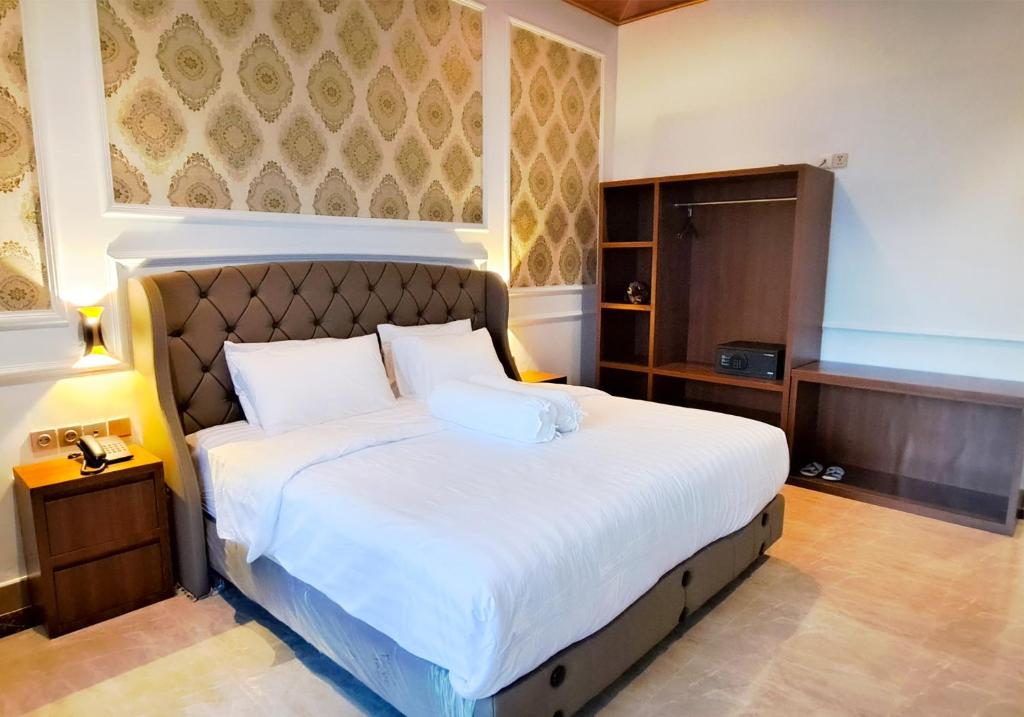 Postel nebo postele na pokoji v ubytování Gili Beachfront Suites