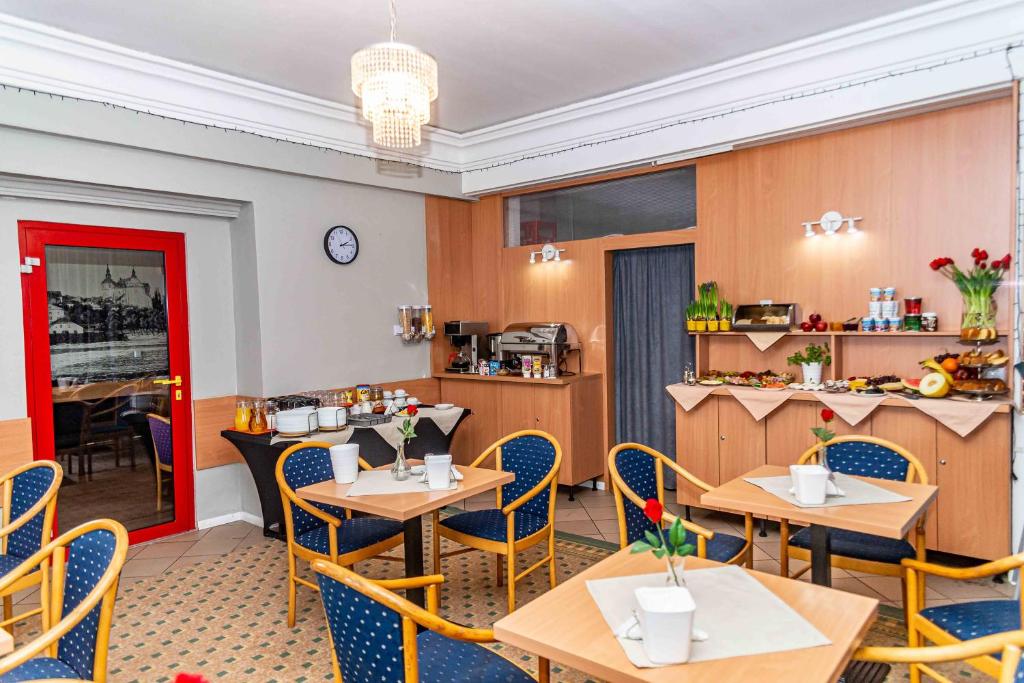 Reštaurácia alebo iné gastronomické zariadenie v ubytovaní Metropol