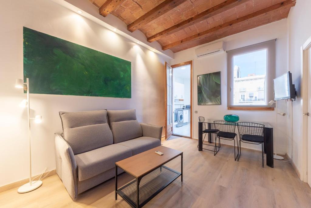 sala de estar con sofá y mesa en Centric Gracia Apartments, en Barcelona