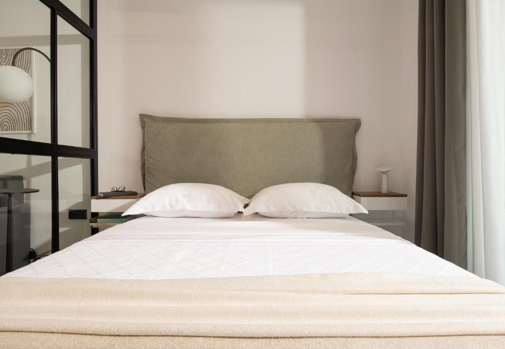 A bed or beds in a room at CubeStudio21