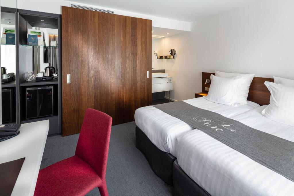 Postel nebo postele na pokoji v ubytování Logis Hotel Le Parc & Spa