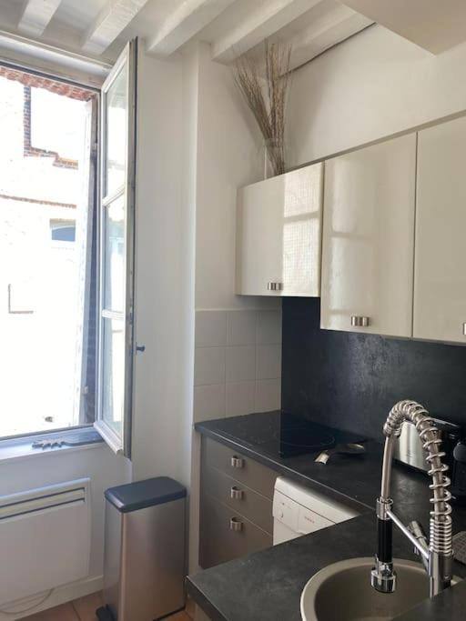 Kuchyňa alebo kuchynka v ubytovaní Loft/jardin et parking : Le Petit Clos Bourdet
