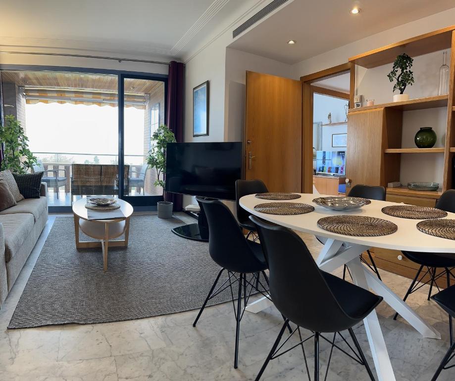 Televisyen dan/atau pusat hiburan di Lets Holidays Apartment Sea Views in Barcelona