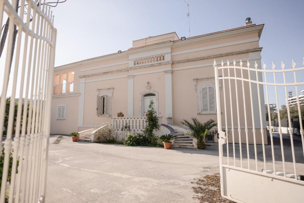 Biały dom z bramą przed nim w obiekcie B&b Villa Maria Di Venere w mieście Bari