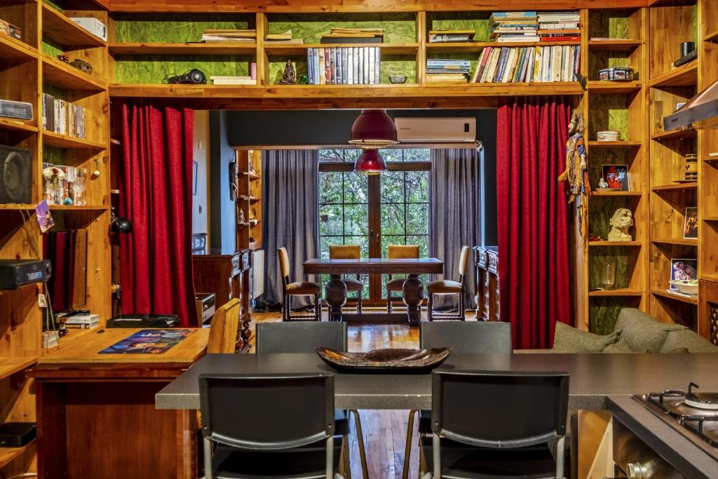 Galeriebild der Unterkunft Unique Flat w Garden 10 min to Moda Coast in Istanbul