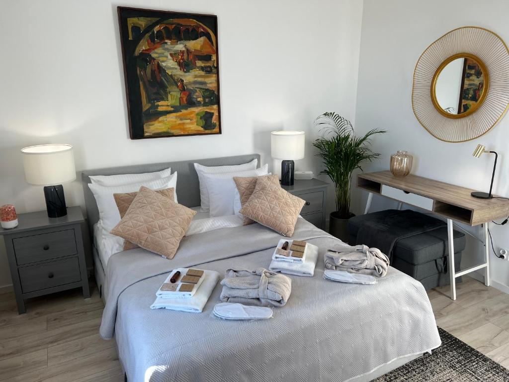 1 dormitorio con 1 cama con toallas en Modern Vero Apartments Górskiego en Gdynia