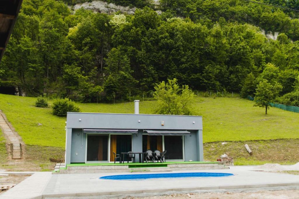 Der Swimmingpool an oder in der Nähe von Villa Pećina