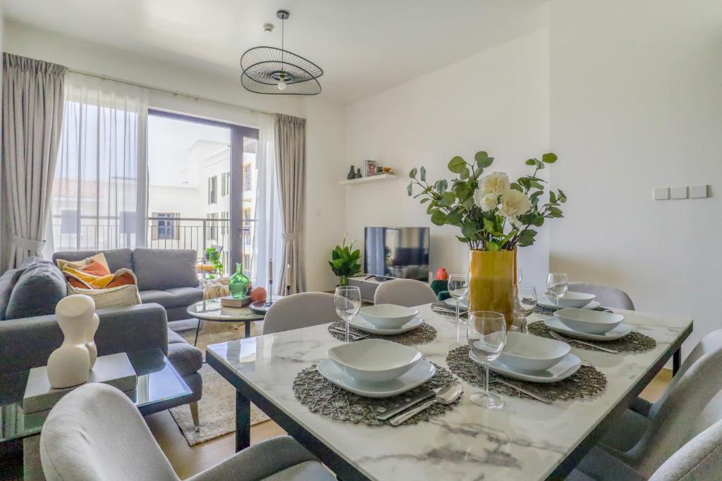 Posezení v ubytování HiGuests - Stylish Waterfront Apartment With Pool in La Mer