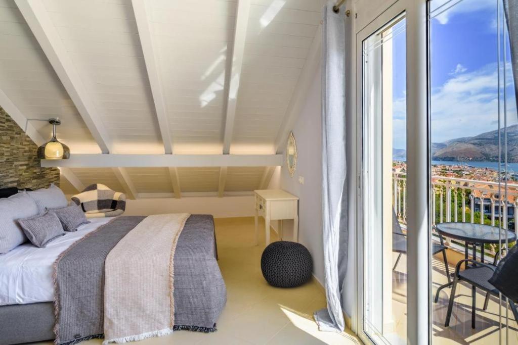 En eller flere senge i et værelse på Elegant Penthouse with Sea View