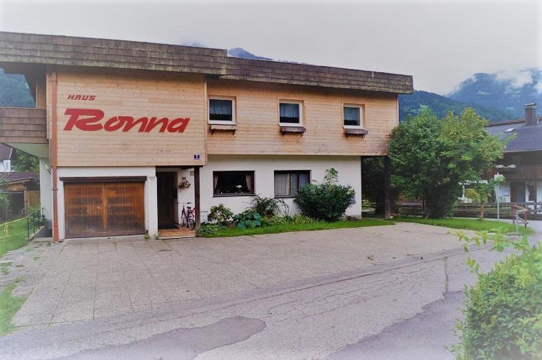 un edificio con un letrero roma en el costado en Haus Ronna, en Schruns