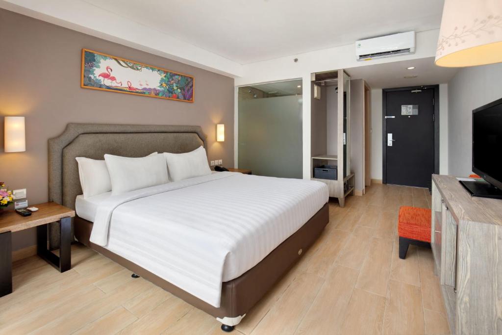 Postel nebo postele na pokoji v ubytování Harper Kuta Hotel by ASTON