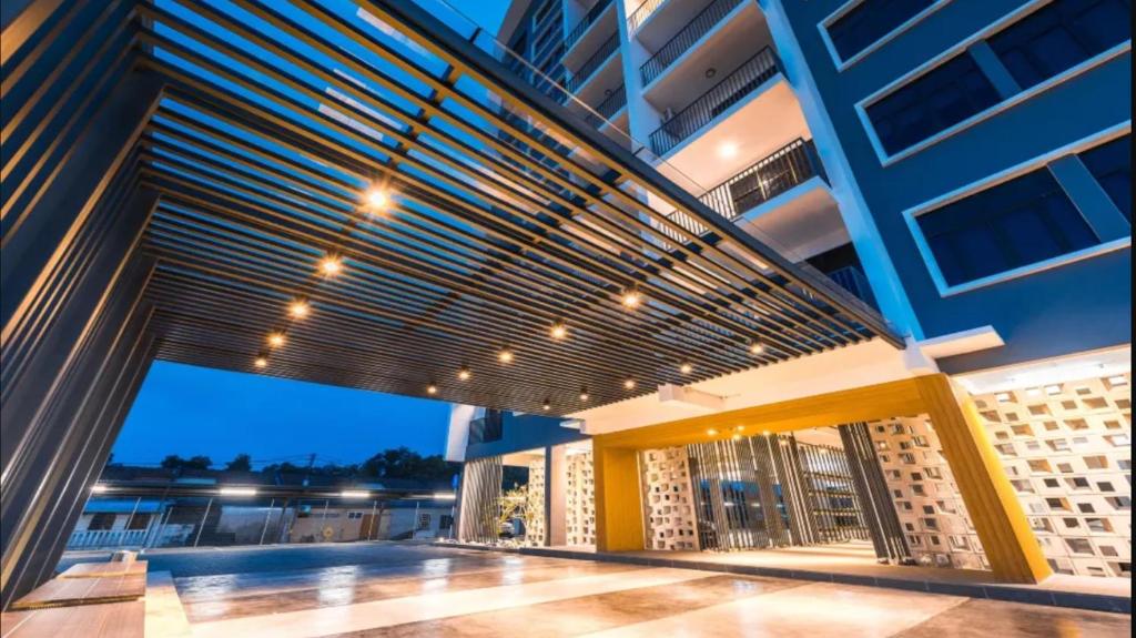 een extern uitzicht op een gebouw met luifels bij ALOR SETAR IMPERIO PROFESSIONAL SUITE by Zenith Smart in Alor Setar
