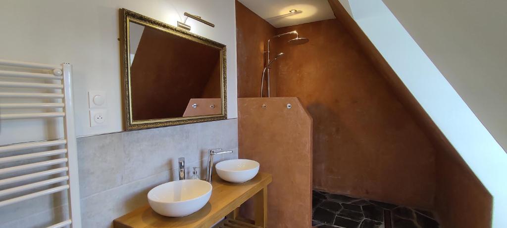 a bathroom with two sinks and a mirror at Château de Chauvac - Chambres et table d'hôtes avec vue sur la rivière in Bassignac-le-Bas