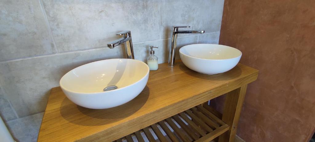 two sinks on a wooden counter in a bathroom at Château de Chauvac - Chambres et table d'hôtes avec vue sur la rivière in Bassignac-le-Bas