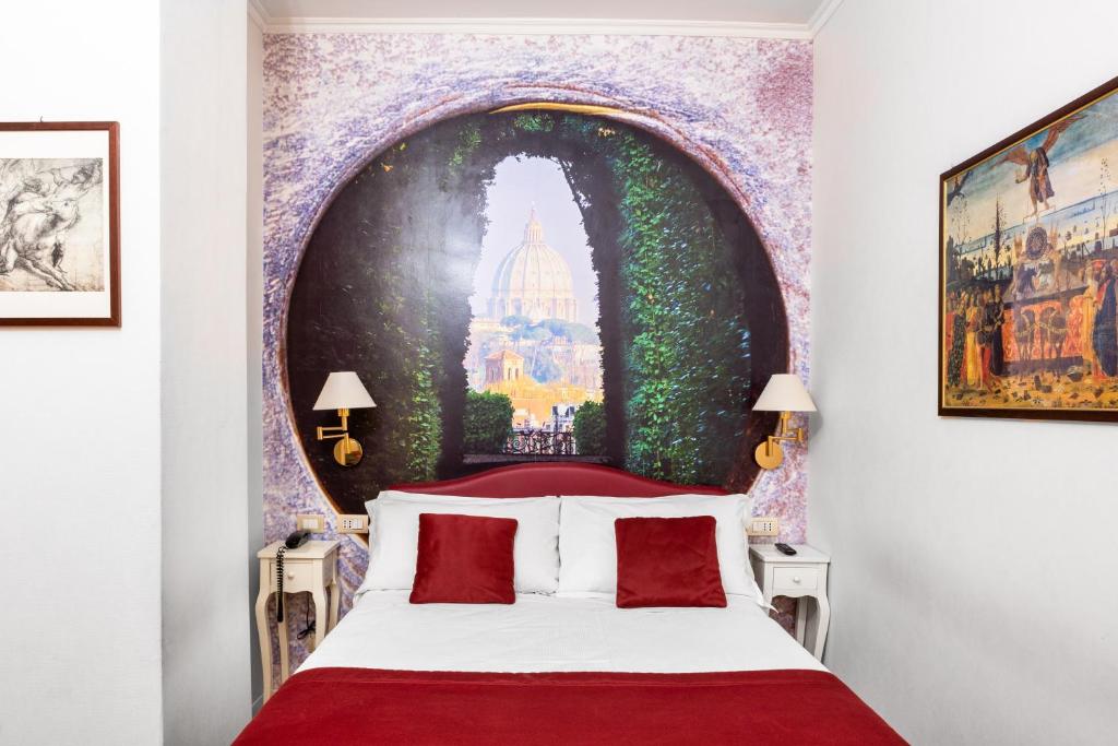 - une chambre avec un lit rouge et blanc et une fenêtre dans l'établissement Hotel Piazza Di Spagna, à Rome