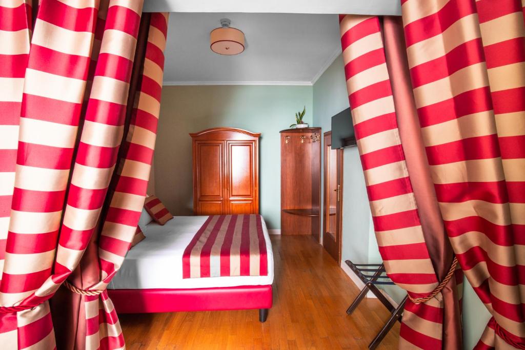 Postel nebo postele na pokoji v ubytování Hotel Piazza Di Spagna