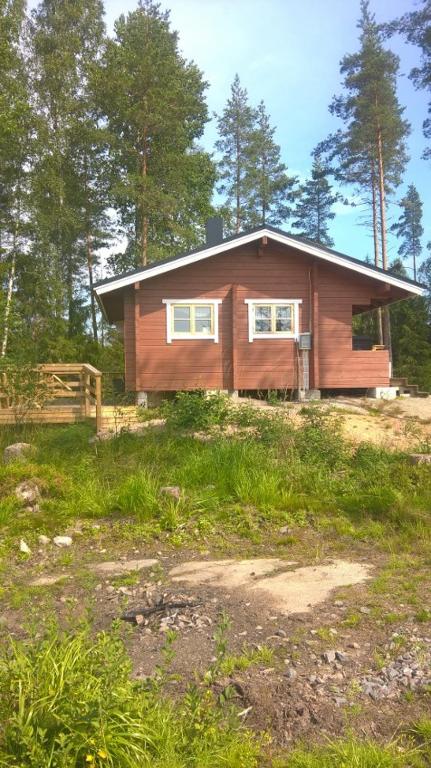 a small house in the middle of a field at Mäntymäki in Kelkala