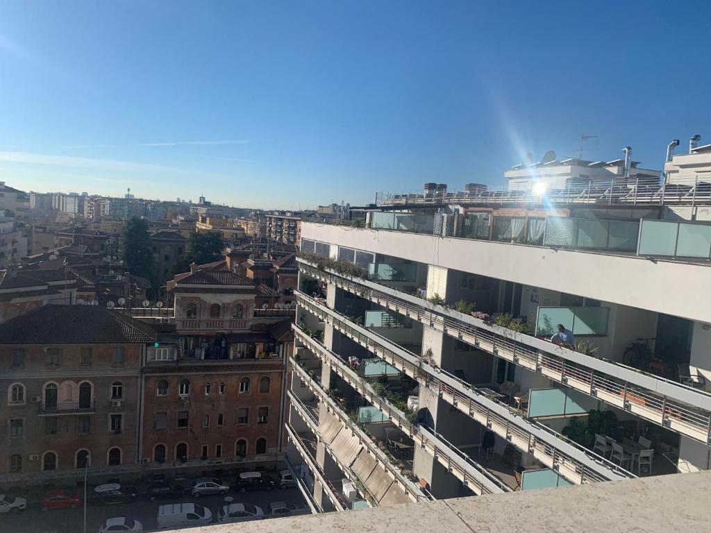 vistas a un edificio desde la parte superior de un edificio en Trastevere Studio Flat - Zen Real Estate en Roma