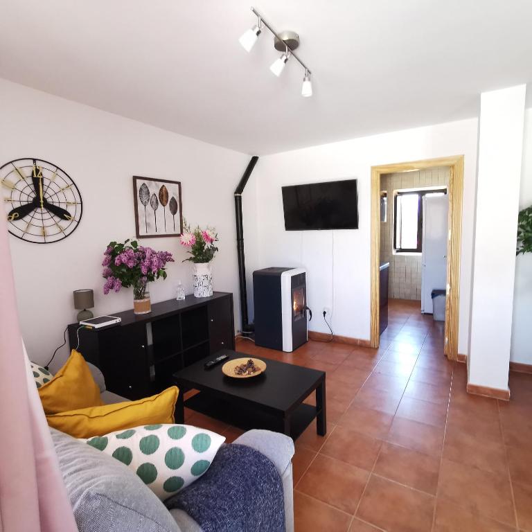 TV a/nebo společenská místnost v ubytování CASITAS PINILLA DEL VALLE