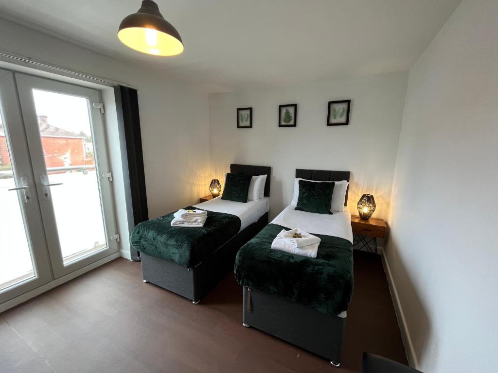 Stylish 2 Bed Riverside Flat, Single or Kingsize beds, Free Parking - Appartement De Deux Chambres