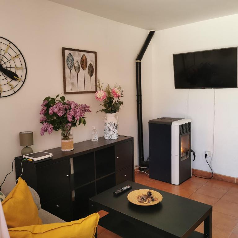 TV a/nebo společenská místnost v ubytování CASITAS PINILLA DEL VALLE