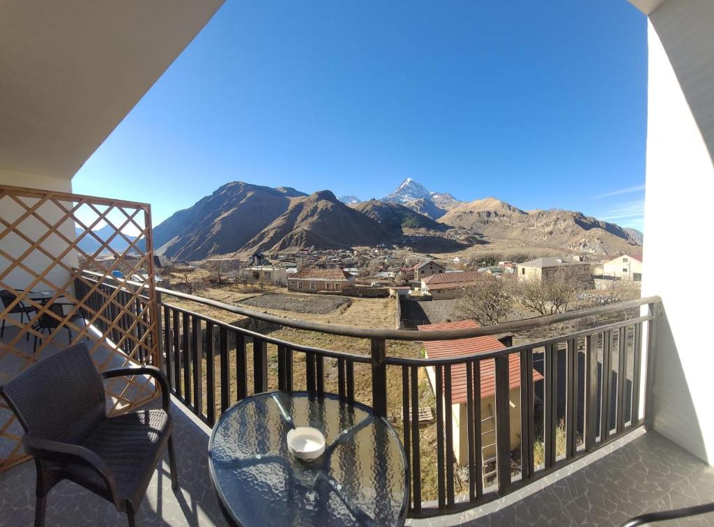 Vista general d'una muntanya o vistes d'una muntanya des de l'hostal o pensió