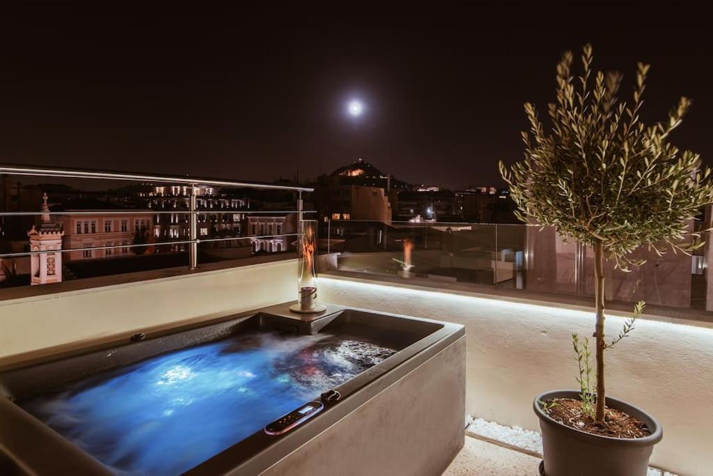 בריכת השחייה שנמצאת ב-Heated Plunge Pool & Firepit Acropolis Penthouse או באזור