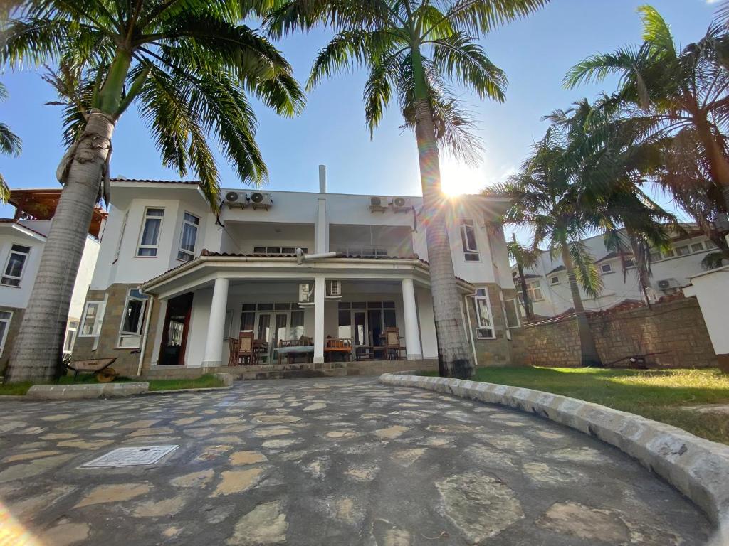 MNAZI BEACHFRONT VILLA IN NYALI MOMBASA Swimming Pool, Bathtub, 4Beds