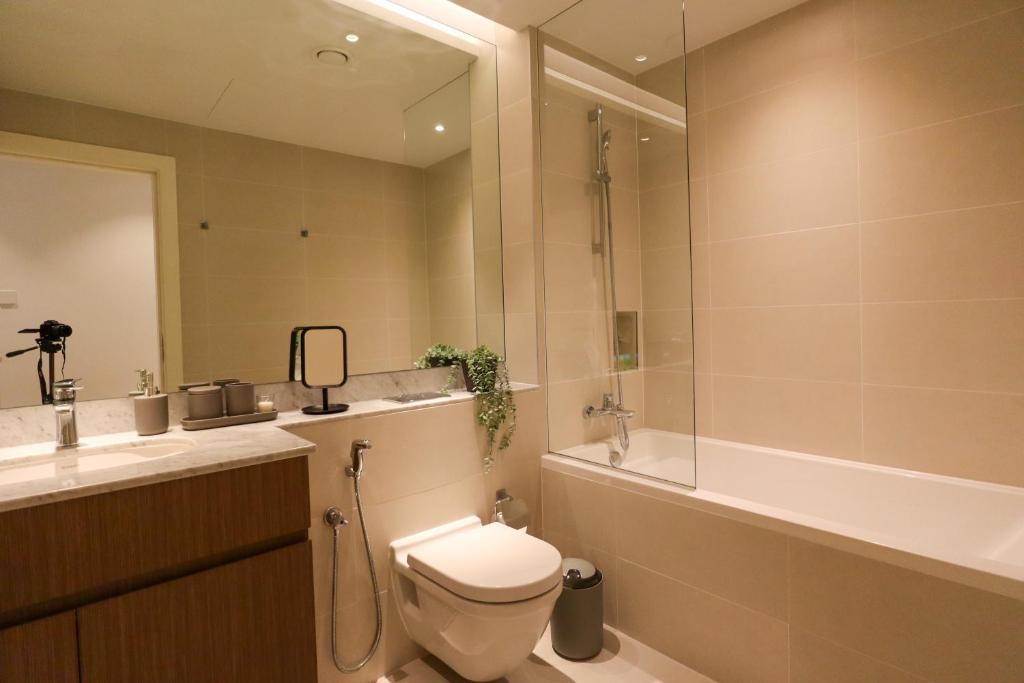 Koupelna v ubytování HiGuests - Stylish Waterfront Apartment With Pool in La Mer