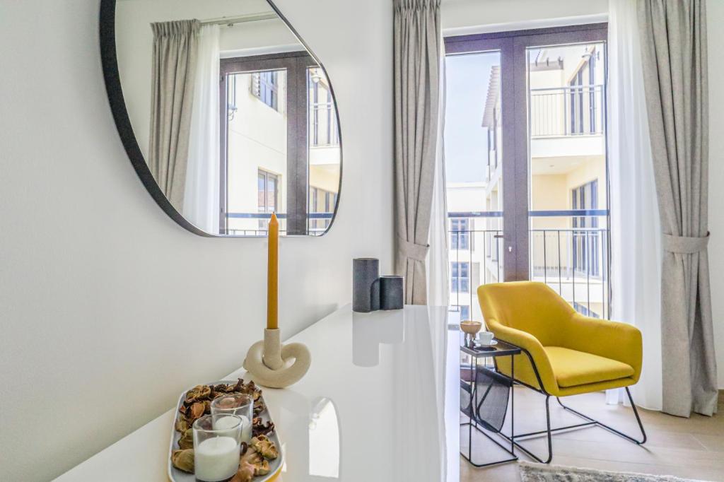 Posezení v ubytování HiGuests - Stylish Waterfront Apartment With Pool in La Mer