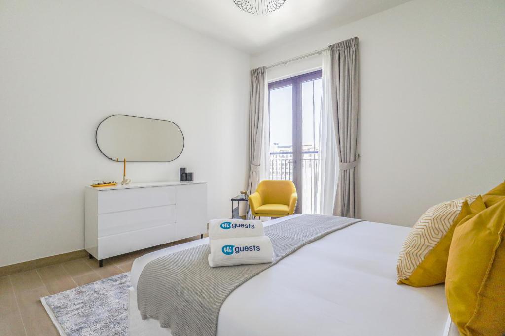 Postel nebo postele na pokoji v ubytování HiGuests - Stylish Waterfront Apartment With Pool in La Mer