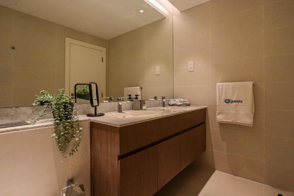 Koupelna v ubytování HiGuests - Stylish Waterfront Apartment With Pool in La Mer