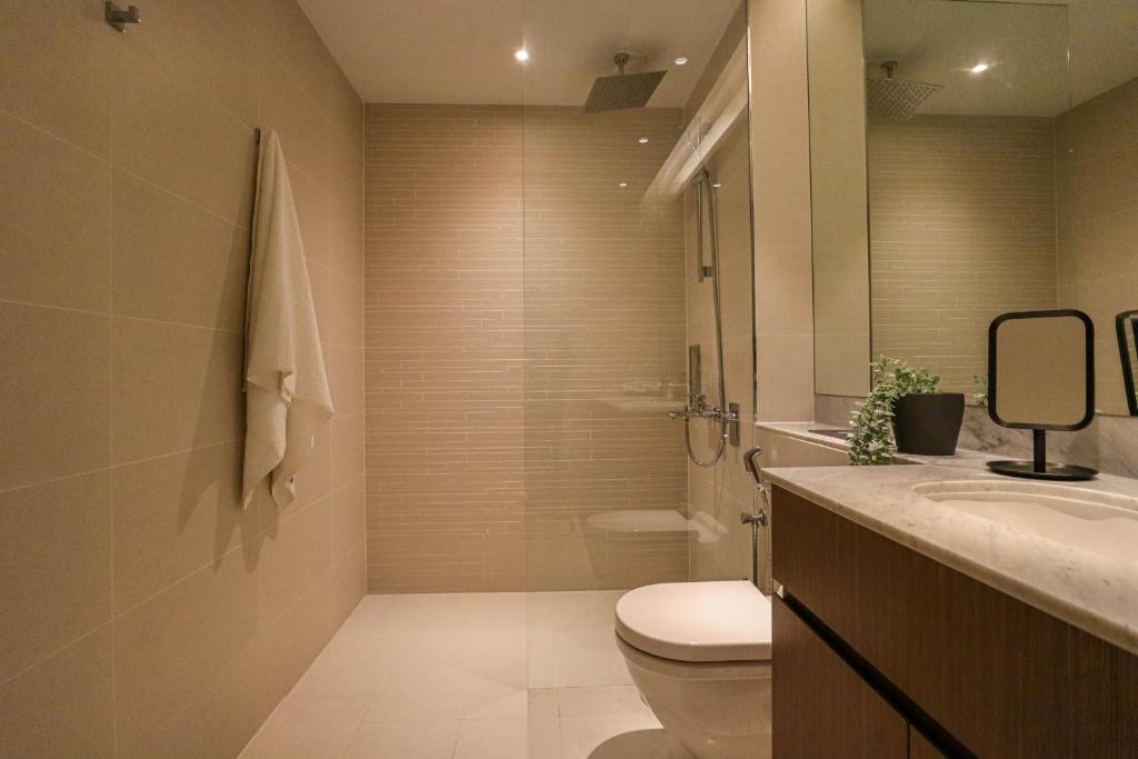 Koupelna v ubytování HiGuests - Stylish Waterfront Apartment With Pool in La Mer