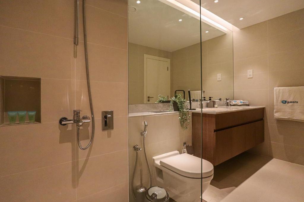 Koupelna v ubytování HiGuests - Stylish Waterfront Apartment With Pool in La Mer