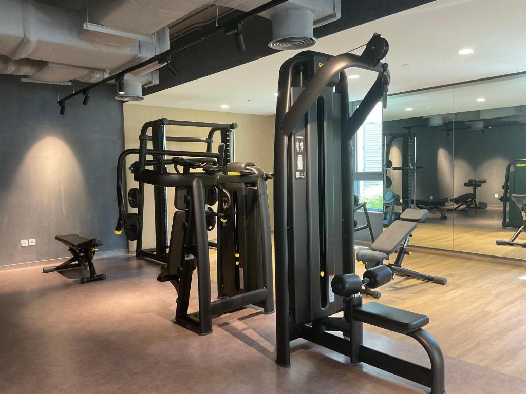 Fitness centrum a/nebo fitness zařízení v ubytování HiGuests - Stylish Waterfront Apartment With Pool in La Mer