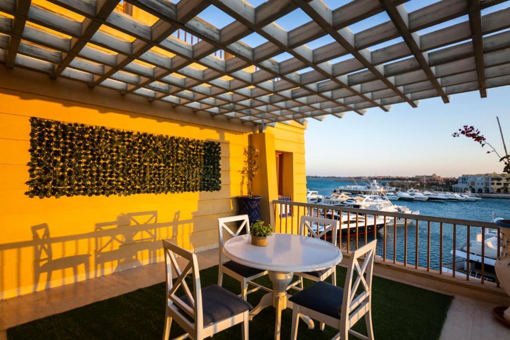 Bazén v ubytování El Gouna Elite Worldwide Sea & Garden Residences - Hurghada, Egypt nebo v jeho okolí